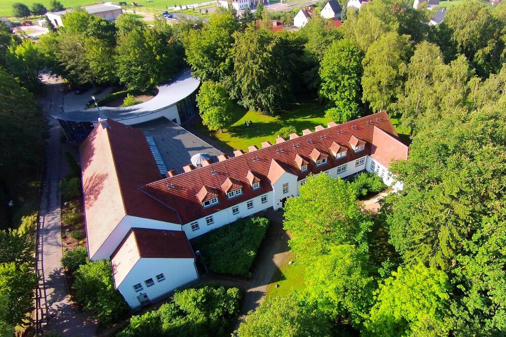 Luftbild des Hotels mit angrenzendem Wald