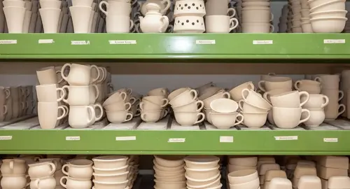 Regale voller Töpferware