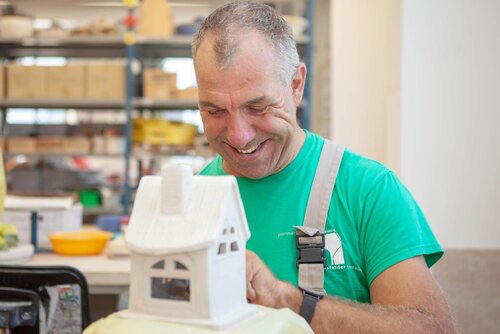 Unsere Dienstleistungen Mann bearbeitet ein Tonhaus