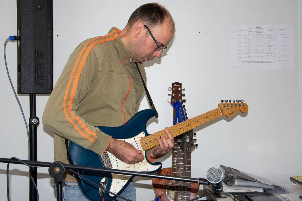 In der Musikbox wird E-Gitarre geübt.