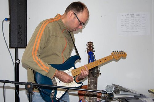 In der Musikbox wird E-Gitarre geübt.