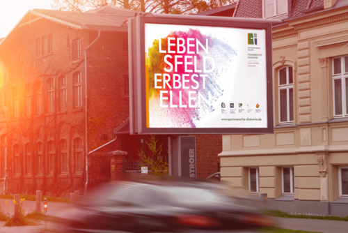 Eine große bedruckte Werbefläche an einer Straße