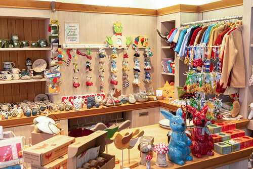 Verkaufstresen mit Keramikwaren und vielen Verkaufswaren im Werk-Stadtladen