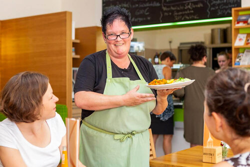 Bedienung im Bistro Sternwarte