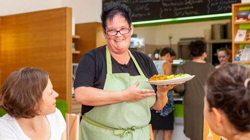 Mittagstisch im BioBistro Alte Sternwarte in Greifswald Eine Frau bedient im Bistro Alte Sternwarte in Greifswald Gäste am Tisch