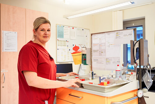 Eine Pflegefachkraft ordnet Medikamente