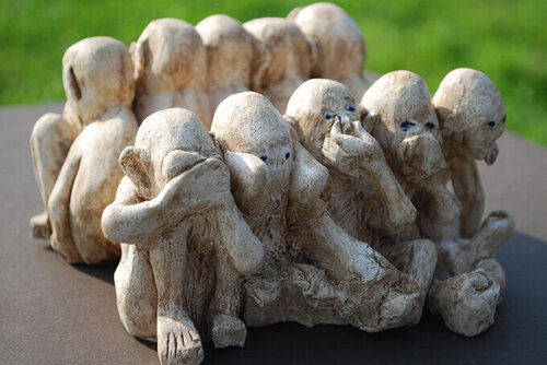 Figuren stellen Gesten dar und sitzen dicht gedränkt nebeneinander in zwei Reihen