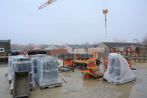 Auf dem flachen Dach stehen verpackte Geräte und Materialien