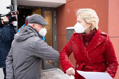 Manuela Schwesig berührt den Ellenbogen von Dirk Ehmke zur Begrüßung