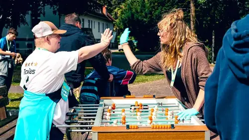 Ein Mann und eine Frau spielen Tischfussball