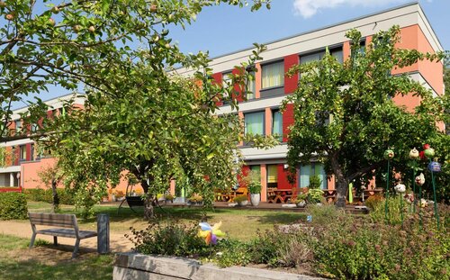 Garten mit Bäumen vor dem Katharinenstift Parkblick auf das Katharinenstift
