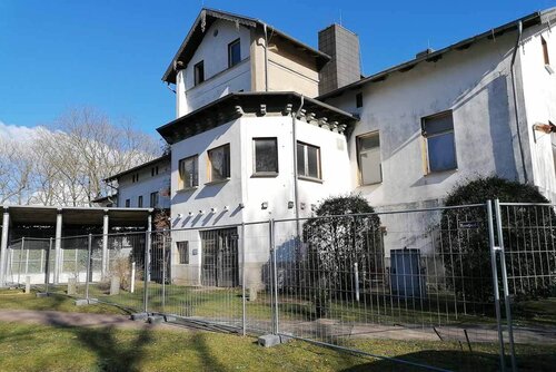 Das Gutshaus in Gross Lehmhagen ist ein altes Gebäude mit teils eingeworfenen Fenstern und umgeben von einem Bauzaun