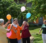 Menschen lassen Luftballons steigen