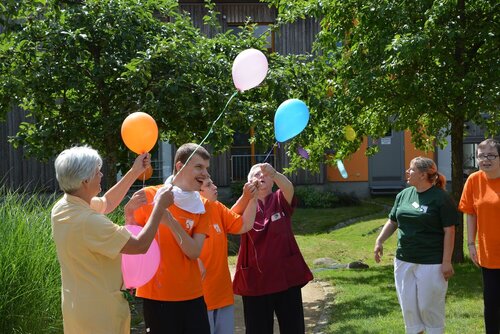 Menschen lassen Luftballons steigen