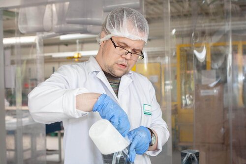 Industriemonatage, Verpackung und Online-Vermarktung Mitarbeiter der Industriemontage