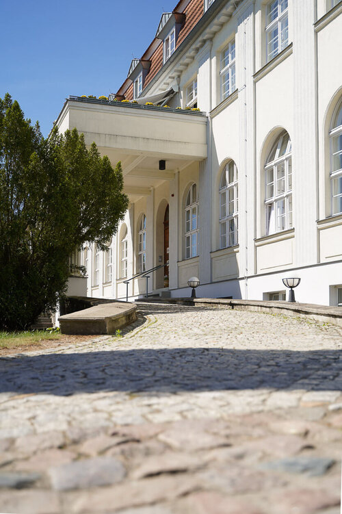 Eine Auffahrt vor dem Annastift, über die man direkt zum Gebäude kommt