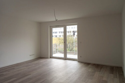 Durch ein Zimmerfenster kommt Licht in den Raum 