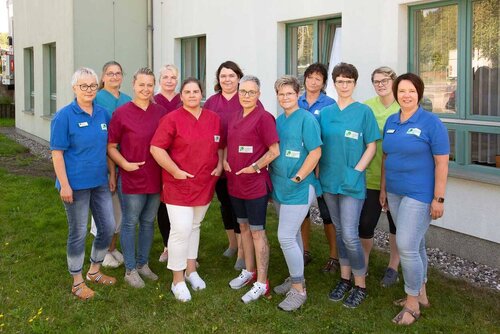 Die Mitarbeiterinnen stehen gemeinsam vor dem Gebäude der Sozialstation Demmin.